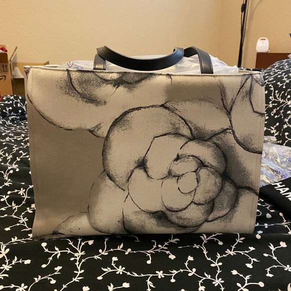🔴SOLD🔴Authentic RARE New CHANEL Camilla Tote - Picture 5 of 16